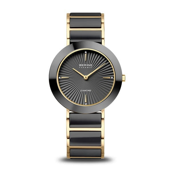 Zwart-gouden horloge met een ronde wijzerplaat en een gestructureerde afwerking, voorzien van een schakelband.