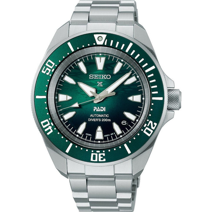 De Seiko heren horloge SRPL53K1 is een automatisch duikhorloge met groene lunette, groene wijzerplaat, witte uurmarkeringen, zilveren wijzers en roestvrijstalen band. Op de wijzerplaat staan SEIKO, PADI en DIVERS 200m.