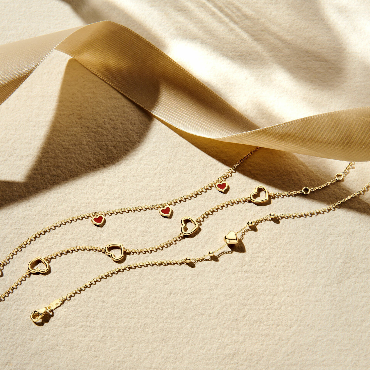 14k geelgouden armband met hartje en bolletjes