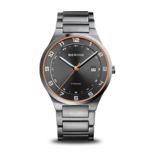 Titanium horloge met een grijze wijzerplaat, oranje accenten en een metalen schakelband.