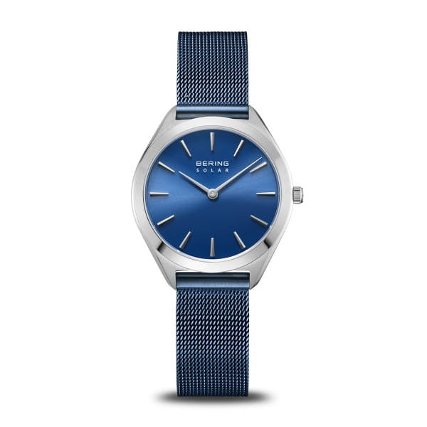 Zilveren horloge met blauwe wijzerplaat en mesh-band.