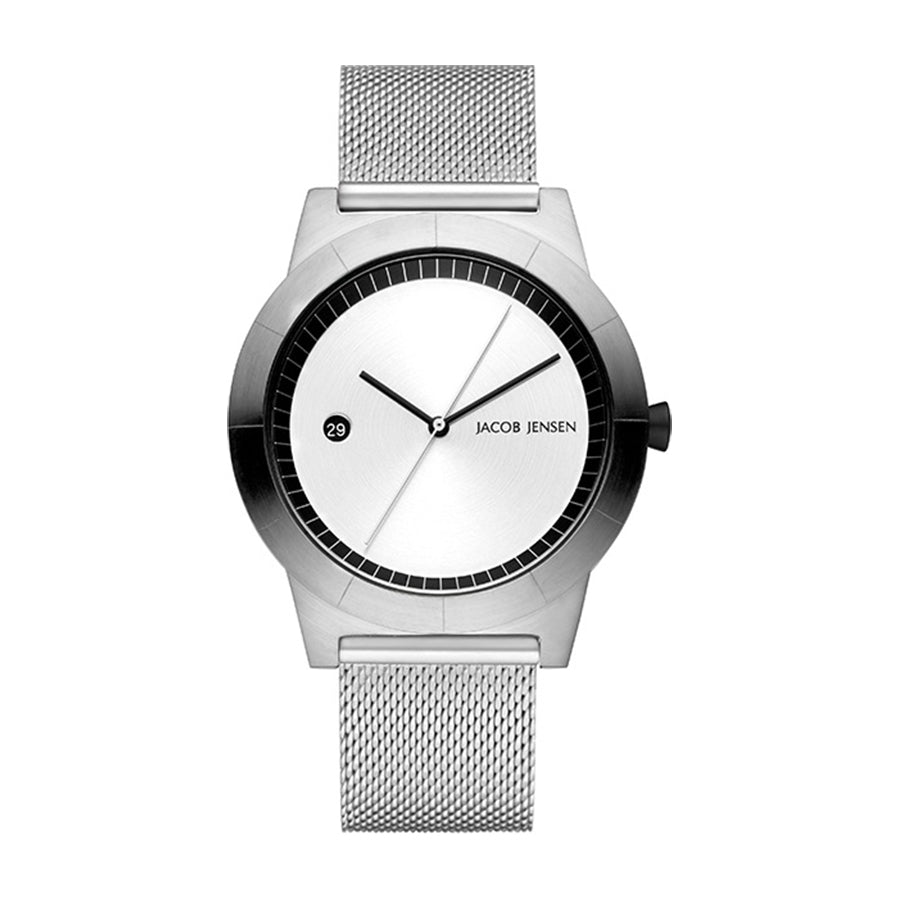 Zilveren horloge met een witte wijzerplaat, mesh-band en een eenvoudige, moderne uitstraling.