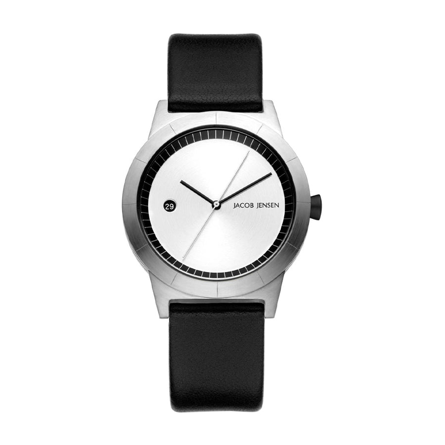 Zilveren horloge met een witte wijzerplaat en zwarte leren band.