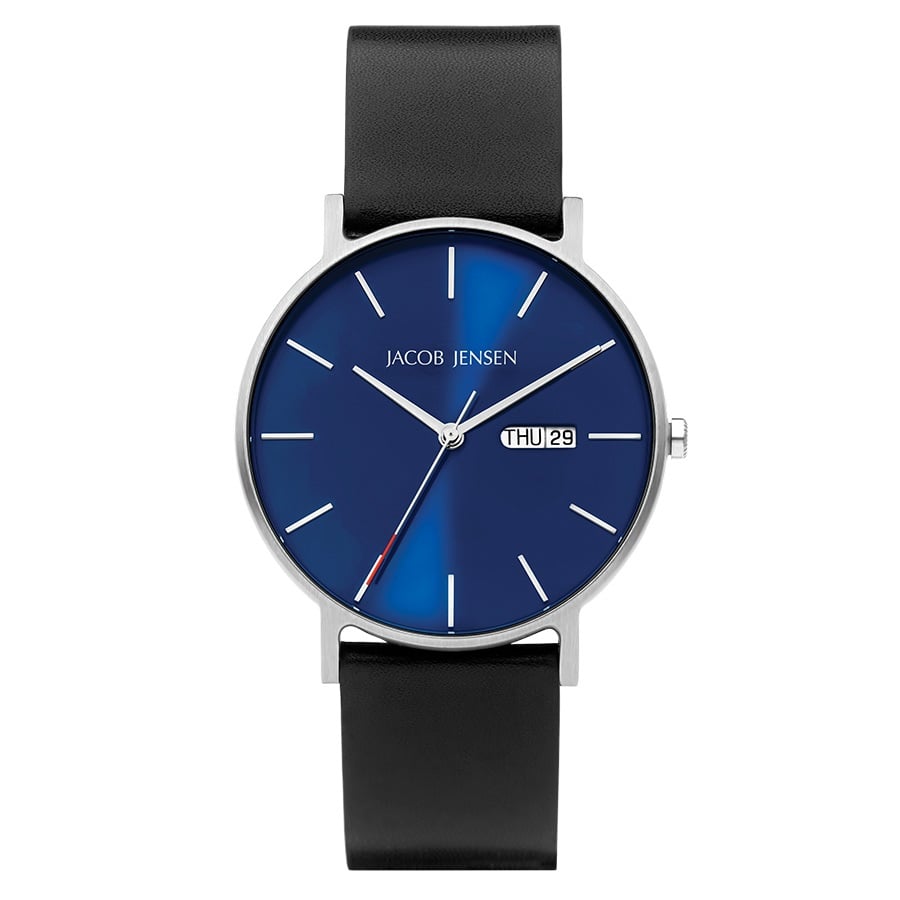 Zilveren horloge met een blauwe wijzerplaat, zwarte leren band en datumweergave.