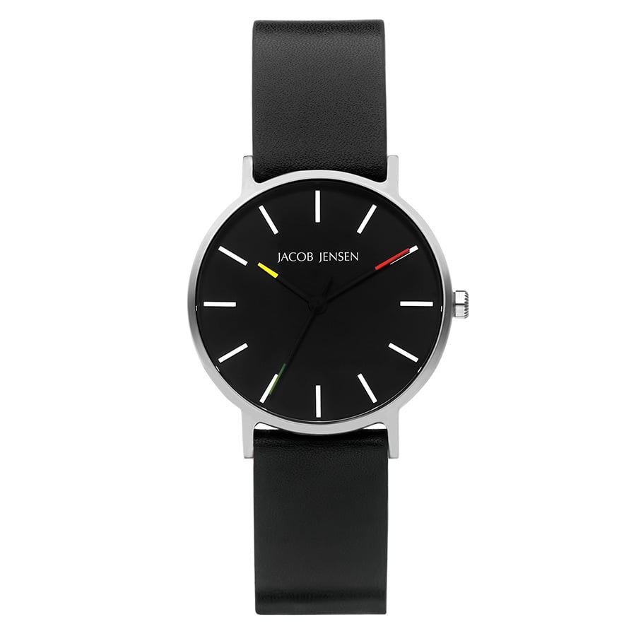 Zwart horloge met ronde wijzerplaat, zilveren kast en zwarte leren band.