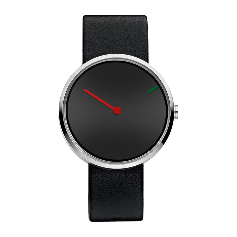 Zwart horloge met een ronde wijzerplaat, zilveren kast en leren zwarte band, met rode en groene wijzers.