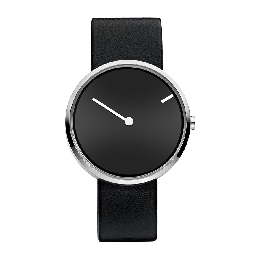 Zwart horloge met een ronde wijzerplaat, minimalistische wijzers en een zwarte leren band.