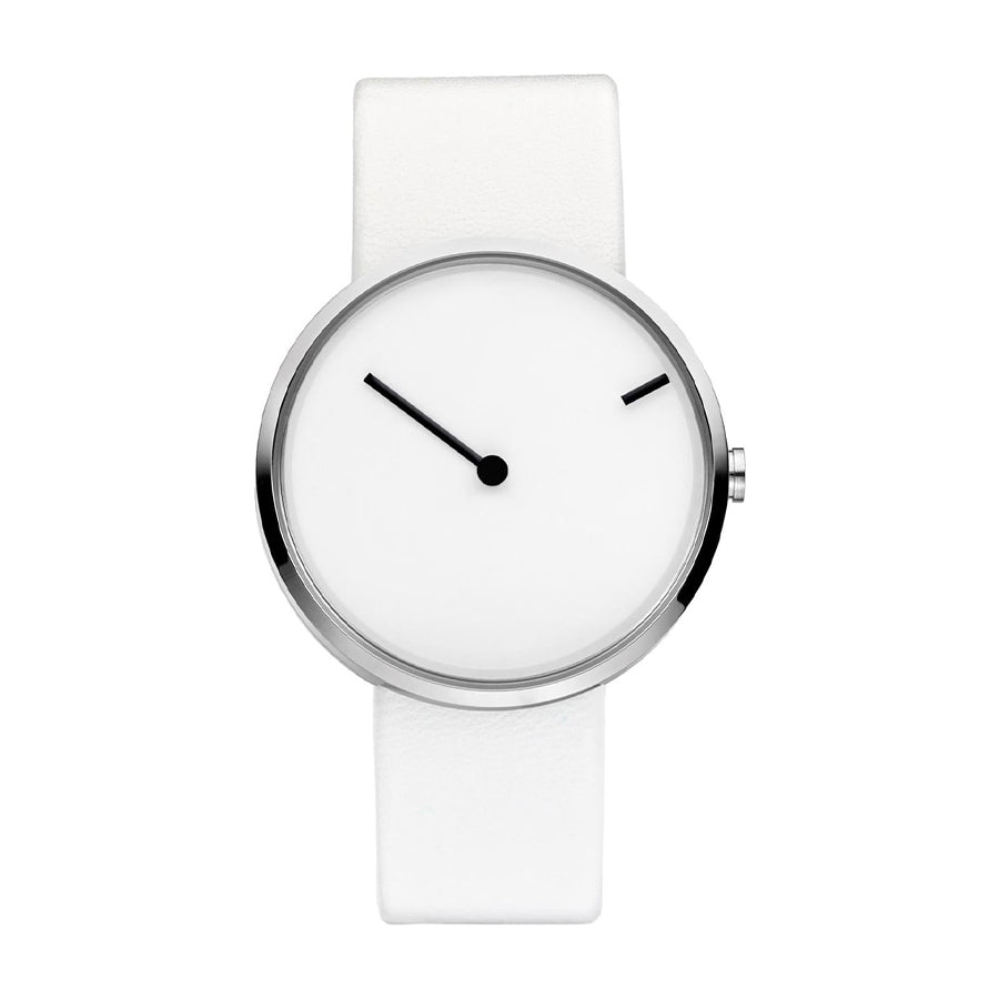 Wit horloge met een minimalistische wijzerplaat en zwarte wijzers, voorzien van een witte band.