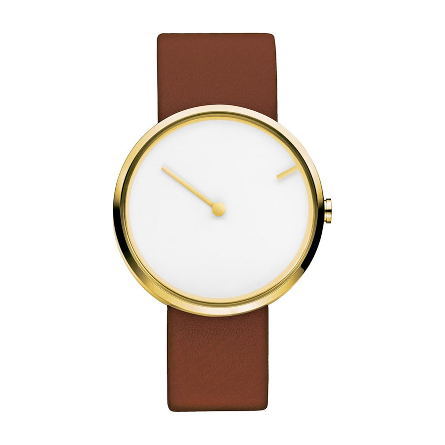 Gouden horloge met een witte wijzerplaat en een bruine leren band.