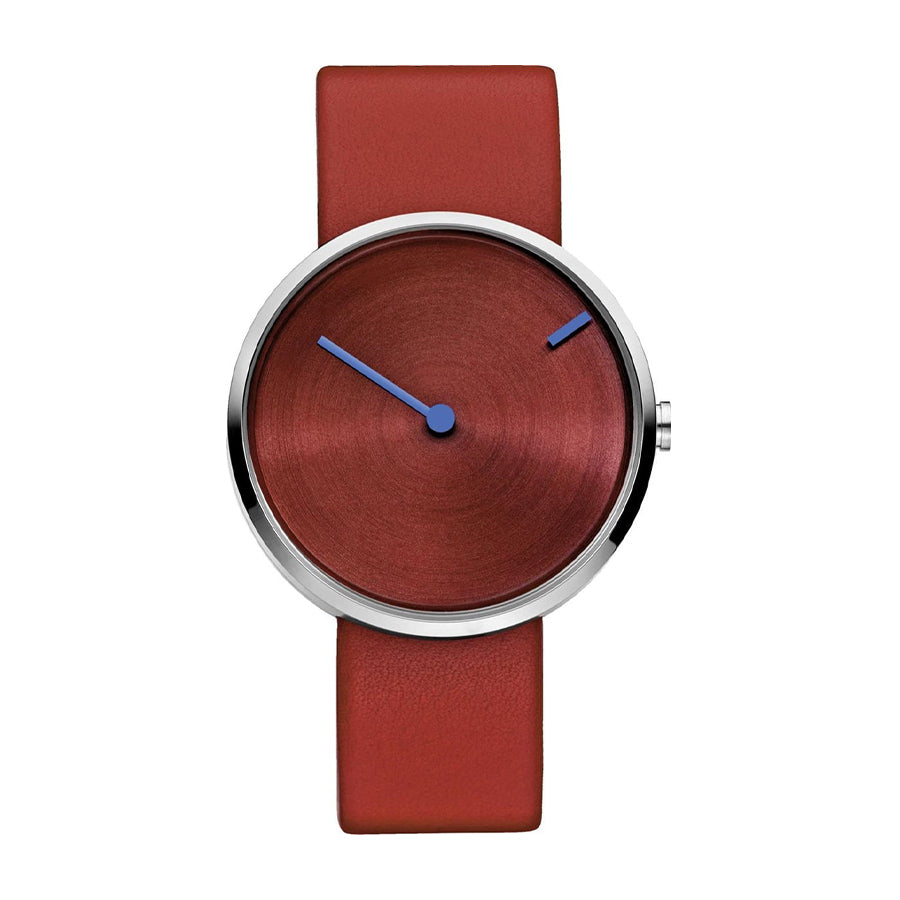 Rood horloge met een ronde wijzerplaat, blauwe wijzers en een leren band.