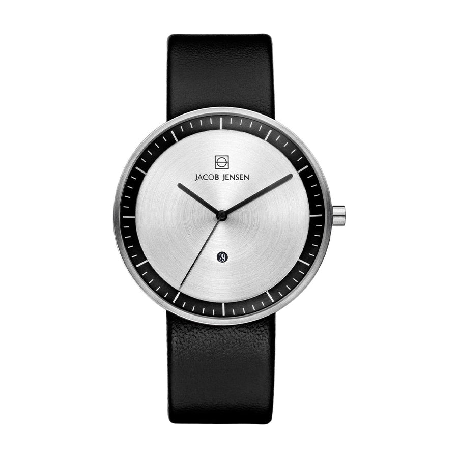 Zilveren horloge met zwarte leren band en een minimalistische wijzerplaat met een subtiele datumweergave.