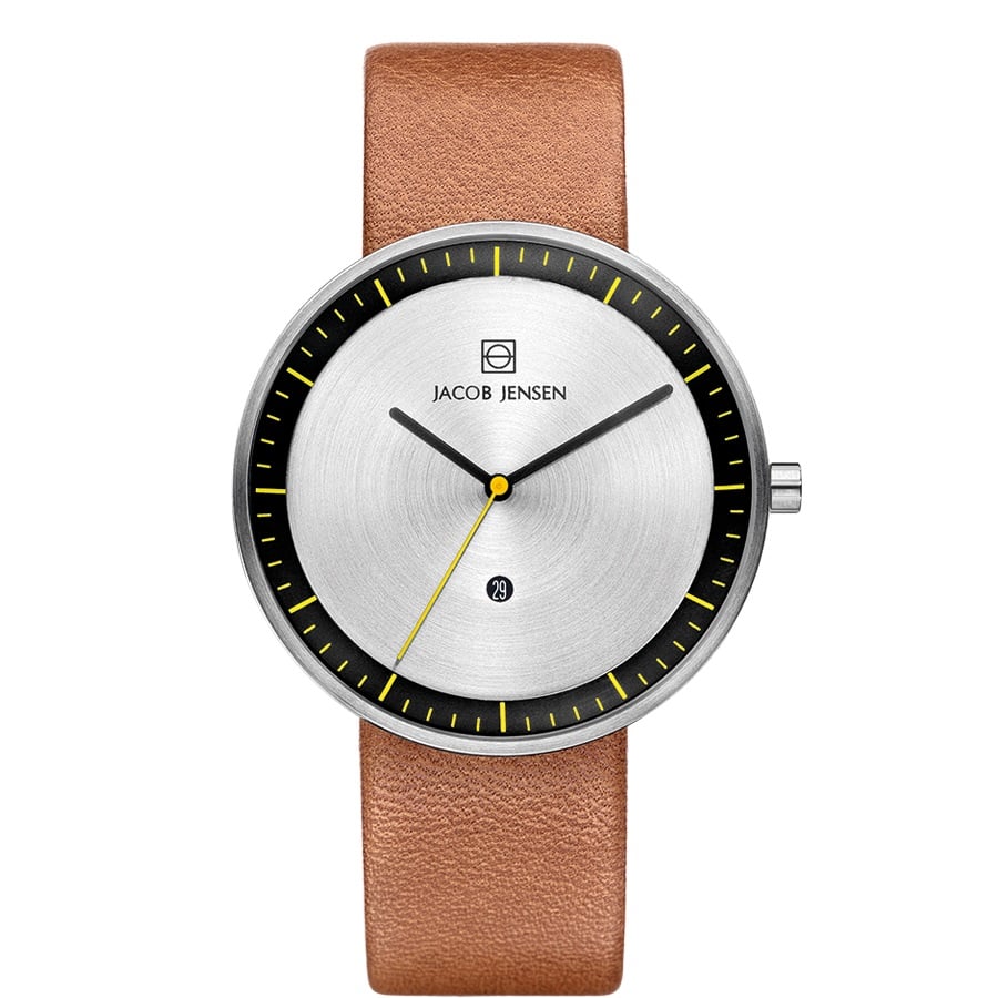 Zilveren horloge met een zwarte wijzerplaat, gele accenten en een bruine leren band.