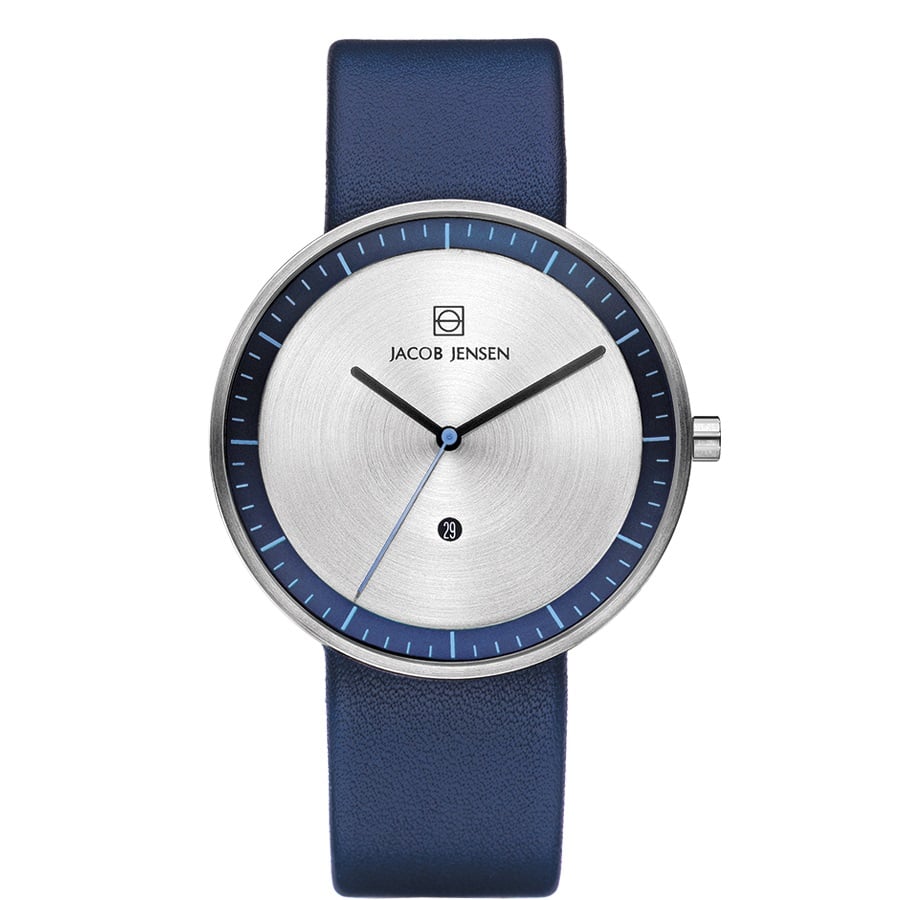 Zilveren horloge met blauwe leren band en een minimalistische wijzerplaat met blauwe accenten.
