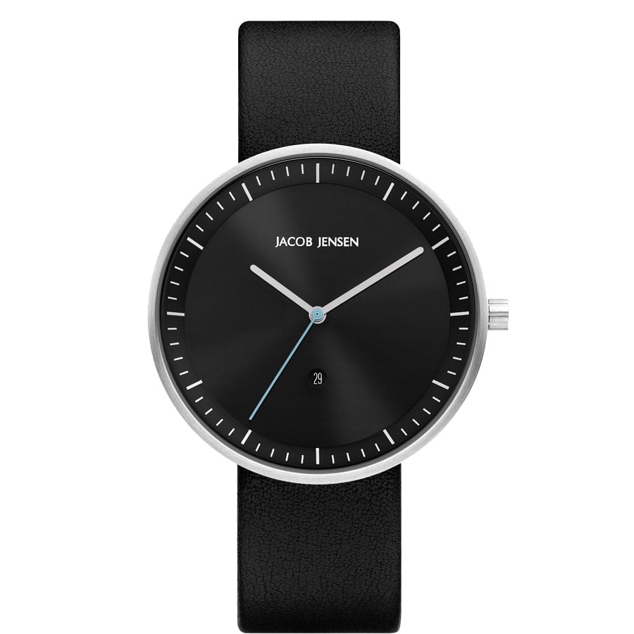 Zwart horloge met een ronde wijzerplaat, zilveren kast en leren band, met blauwe secondewijzer en datumweergave.