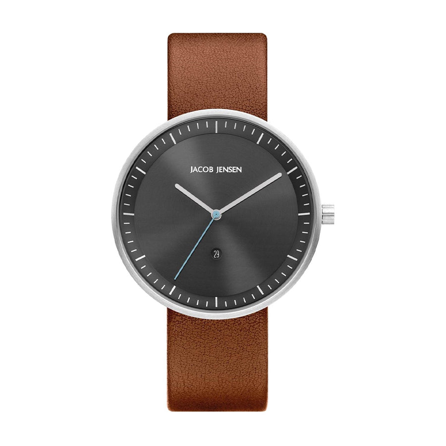 Zilveren horloge met een zwarte wijzerplaat, blauwe secondewijzer en een bruine leren band.