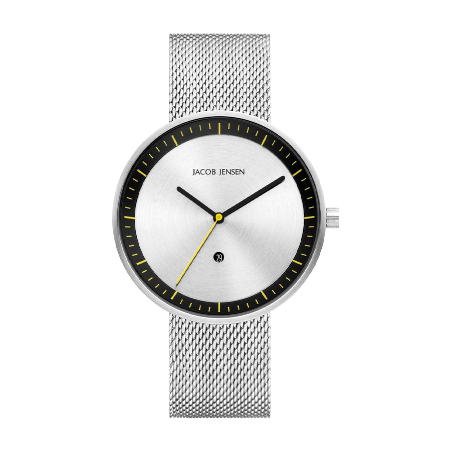 Zilveren horloge met mesh-band, witte wijzerplaat en gele accenten.