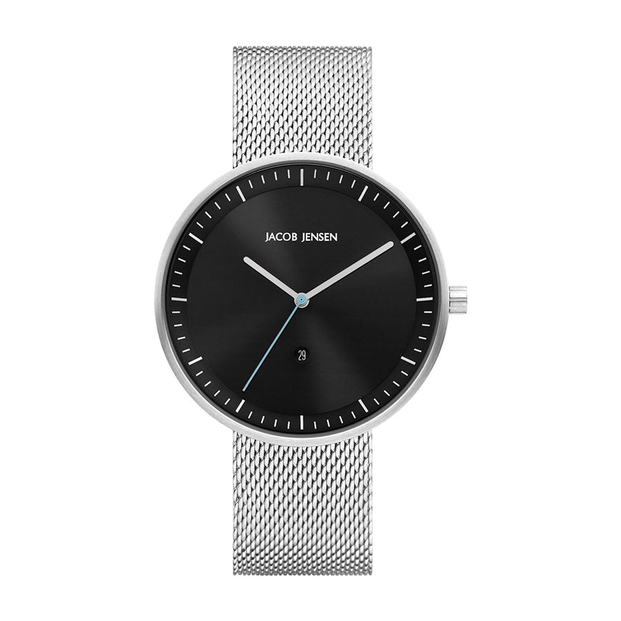 Zilveren horloge met zwarte wijzerplaat, mesh-band en blauwe secondewijzer.