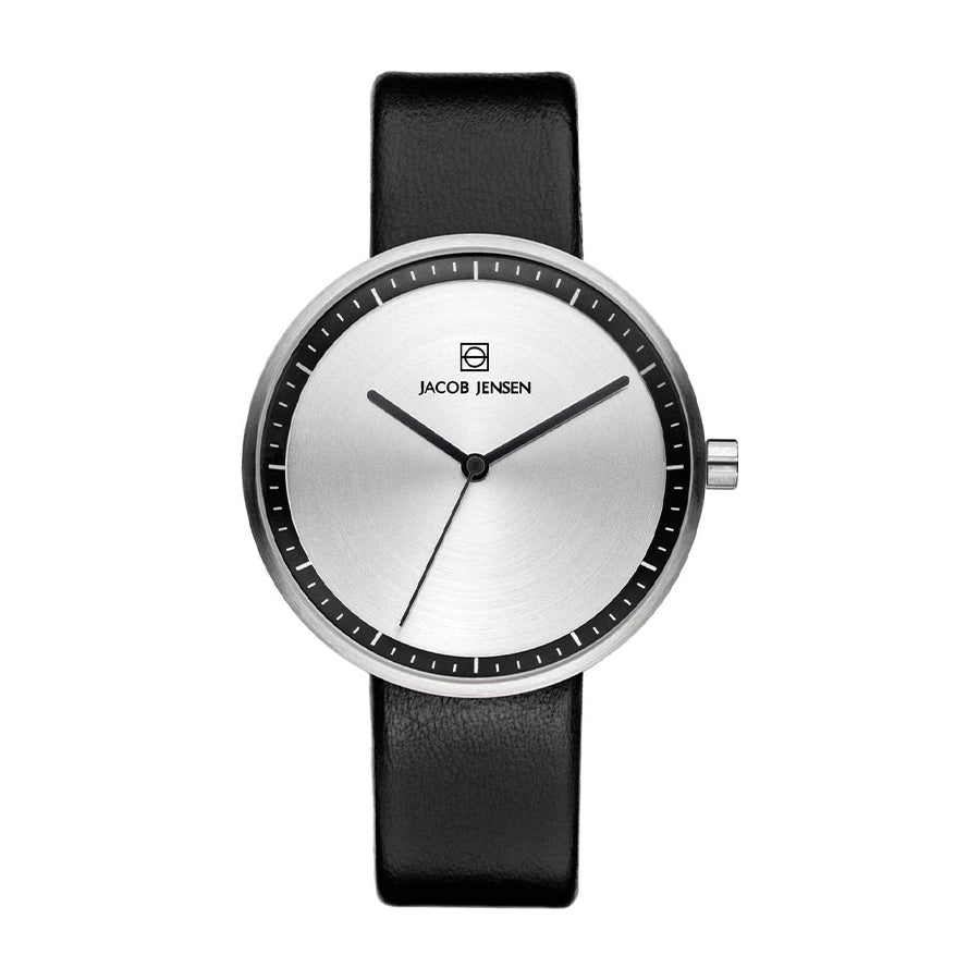 Zilveren horloge met een ronde wijzerplaat, zwarte leren band en minimalistische wijzers.