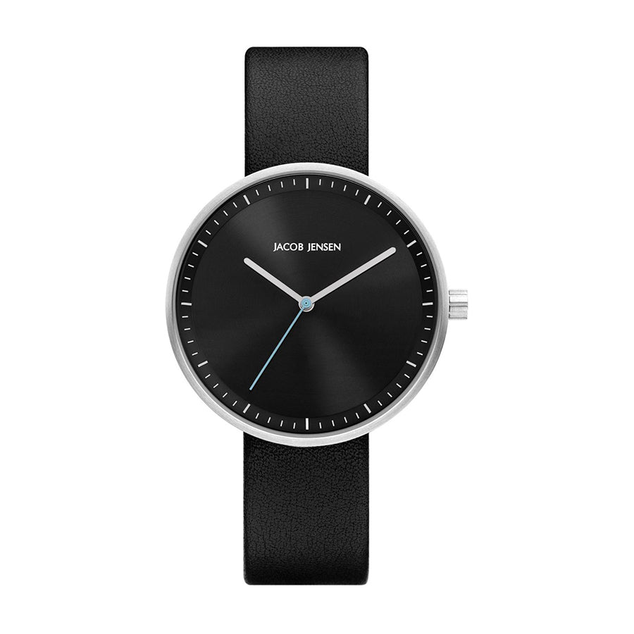 Zwart horloge met een ronde wijzerplaat, zilveren kast en leren band.