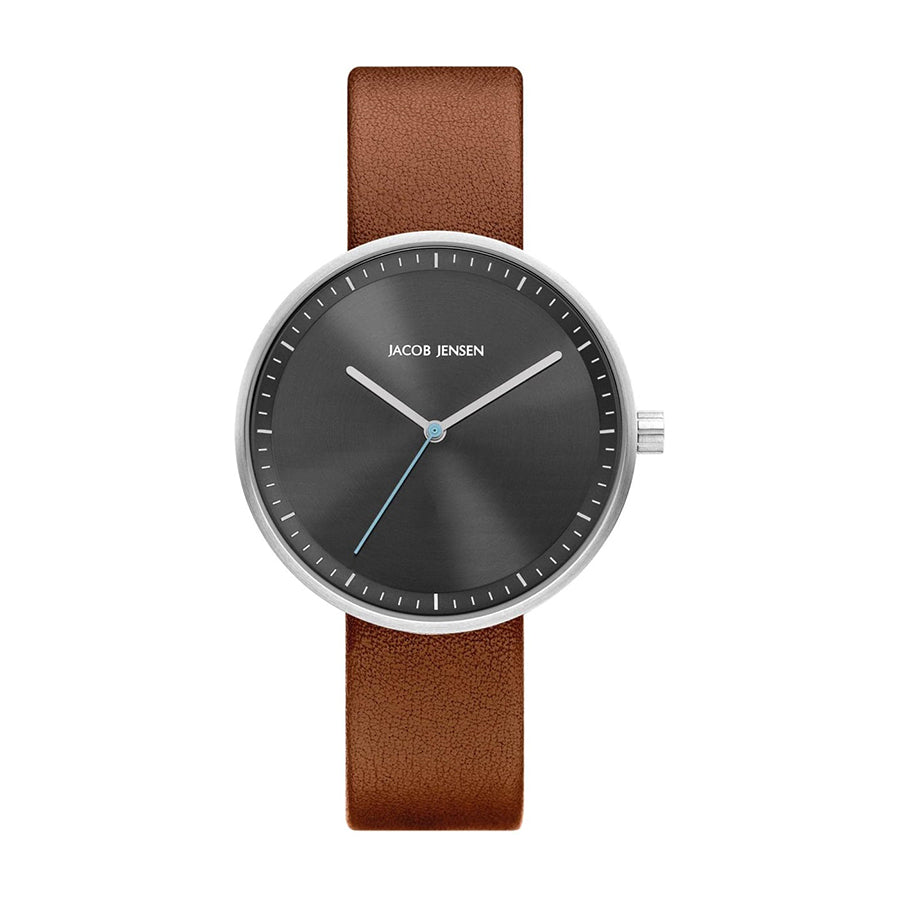 Zilveren horloge met een zwarte wijzerplaat en een bruine leren band.