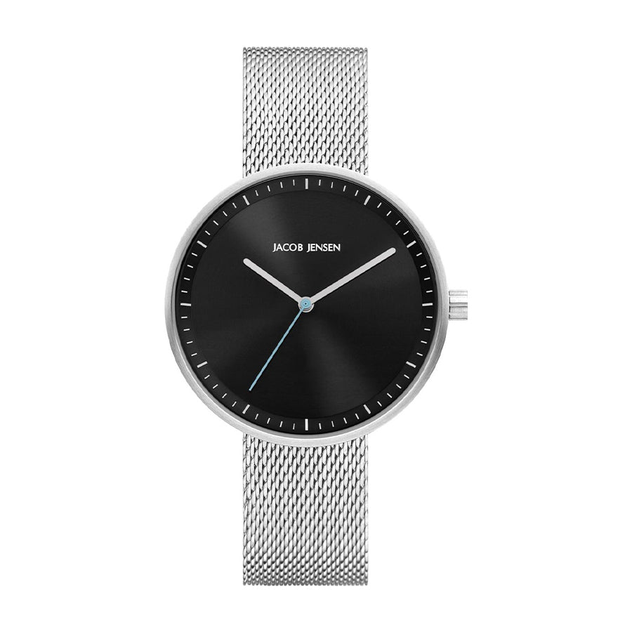 Zilveren horloge met zwarte wijzerplaat, mesh-band en blauwe secondewijzer.