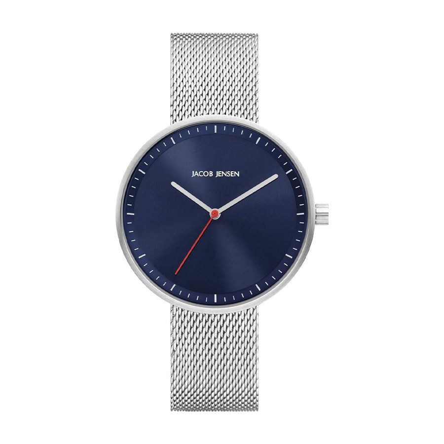 Zilveren horloge met blauwe wijzerplaat en rode secondewijzer, voorzien van een mesh-band.