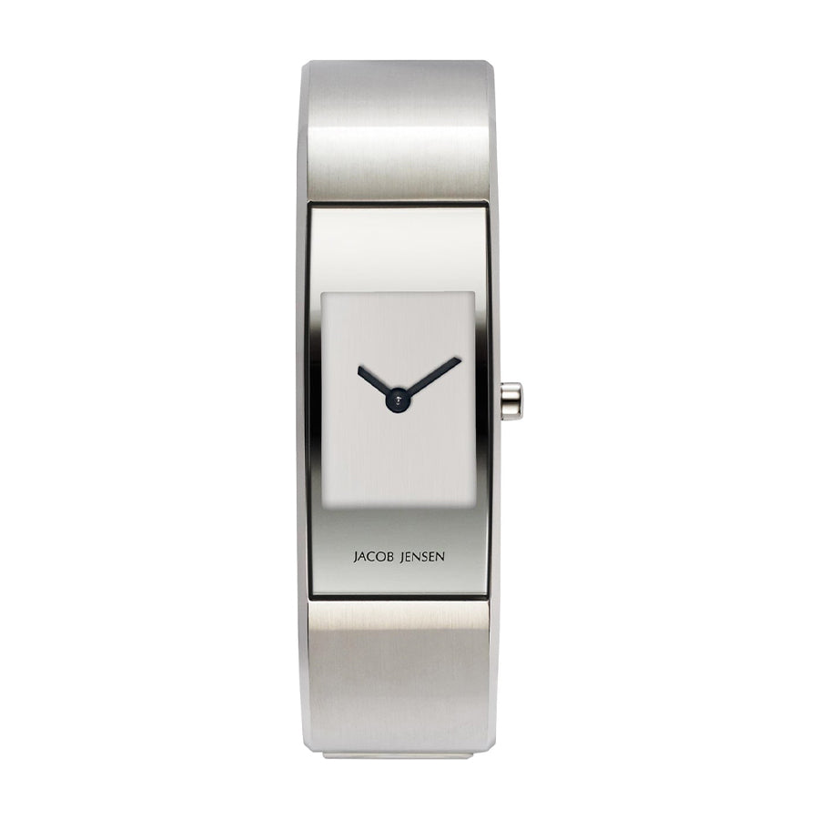 Zilveren horloge met een minimalistische vierkante wijzerplaat en een strakke, brede band.