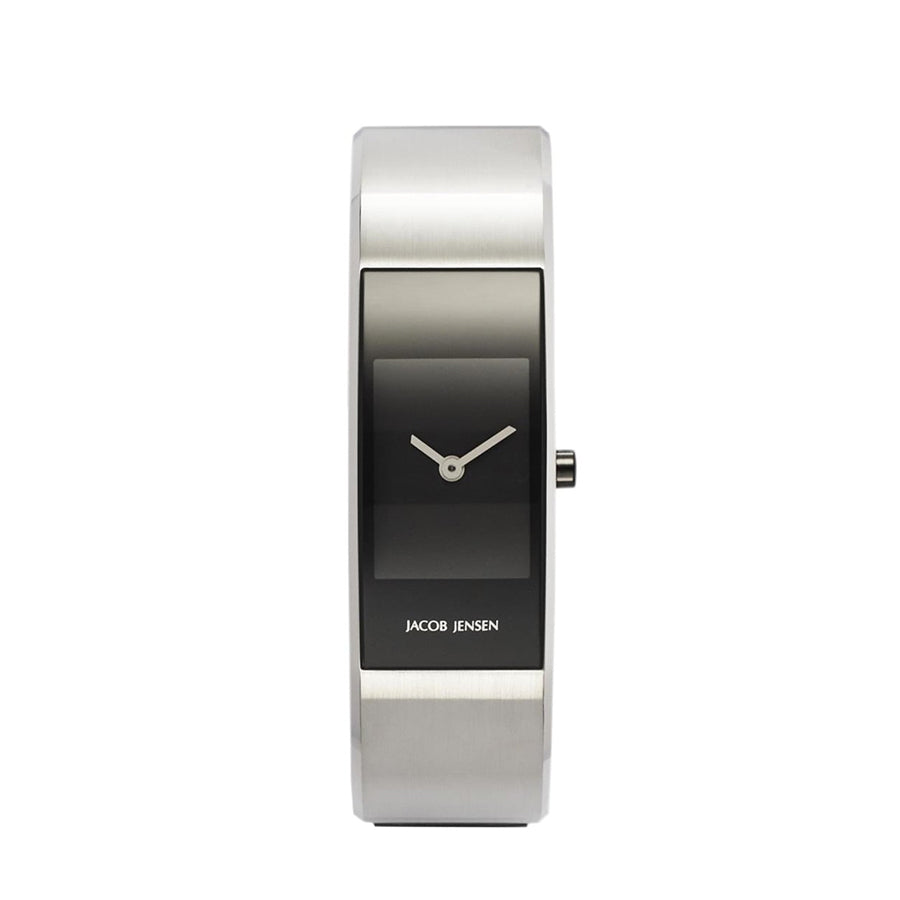 Zilveren horloge met een rechthoekige kast en een zwart-witte wijzerplaat.