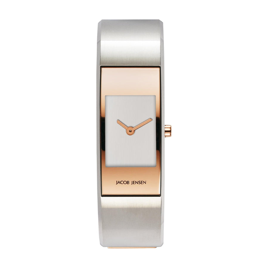 Zilveren horloge met roségouden details en een vierkante wijzerplaat.
