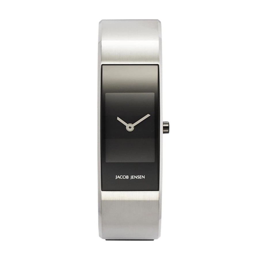 Zilveren horloge met een rechthoekige kast, zwarte wijzerplaat en minimalistische wijzers.