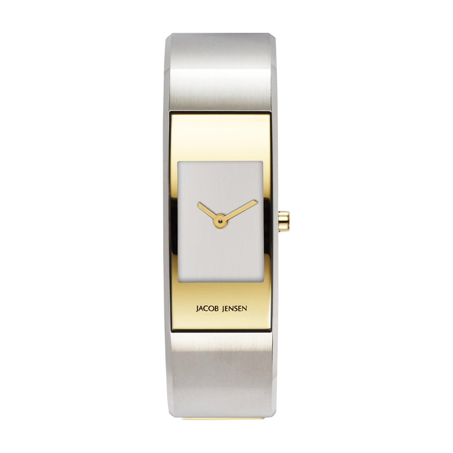 Zilveren horloge met gouden details, rechthoekige wijzerplaat en minimalistische uitstraling.