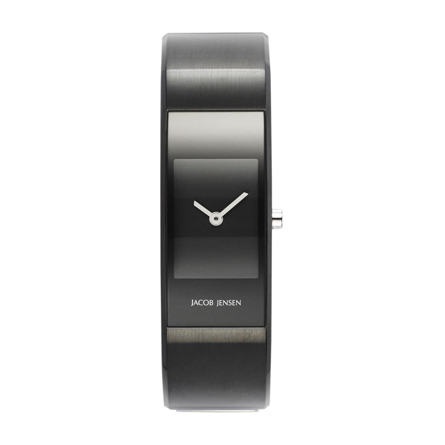 Zwart horloge met een strakke, minimalistische wijzerplaat en een brede, matte band.
