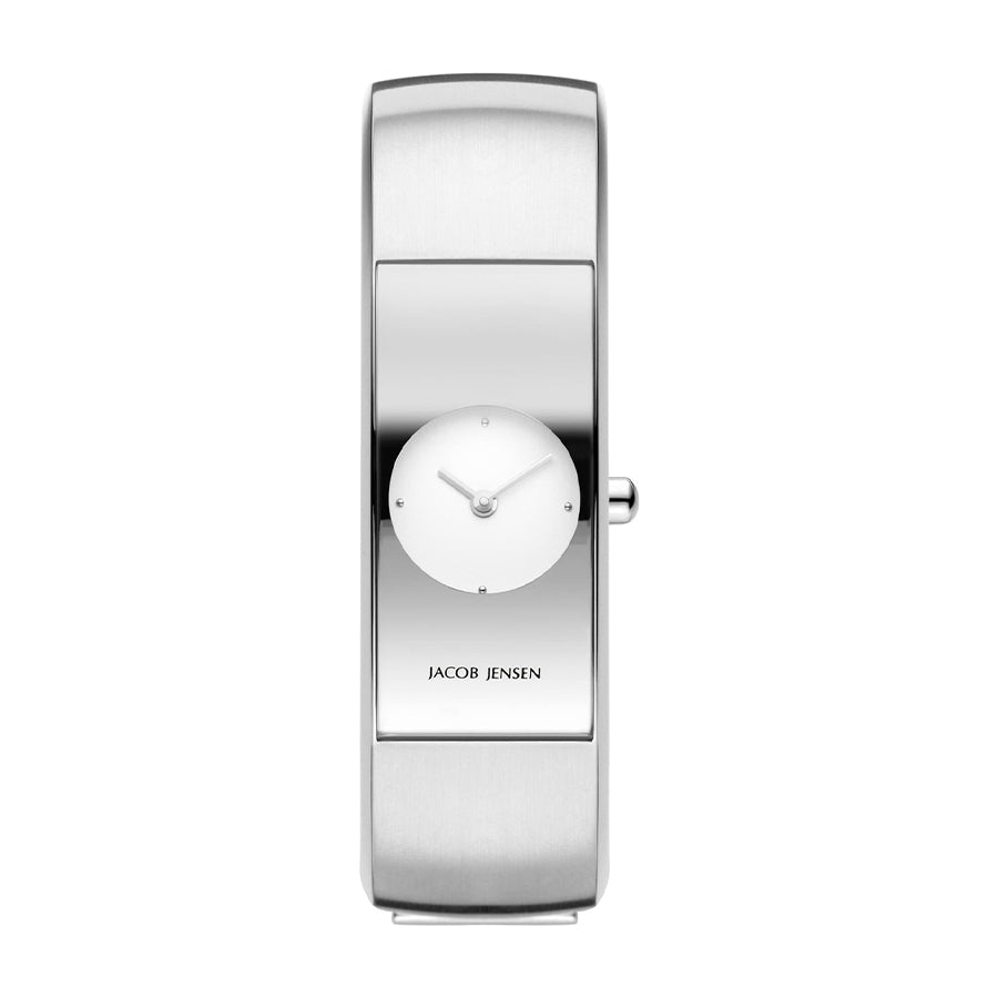 Zilveren horloge met een minimalistische wijzerplaat en ronde wijzer, afgewerkt met een strakke, glanzende band.