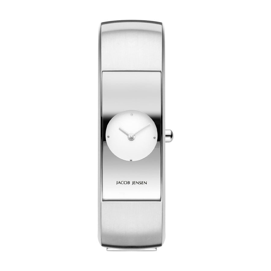 Zilveren horloge met een minimalistische wijzerplaat en een ronde wijzer, afgewerkt met een glanzende band.