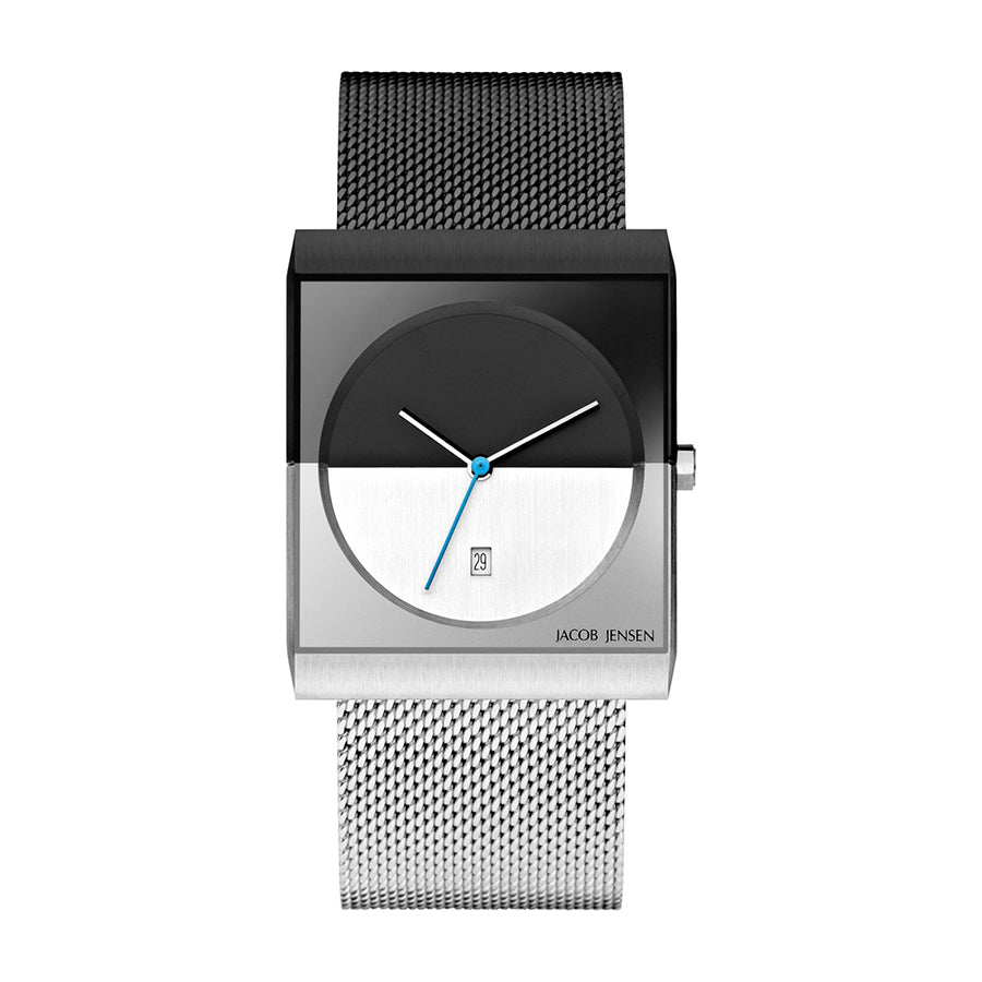 Zwart-wit horloge met vierkante kast, zilveren mesh-band en blauwe secondewijzer.