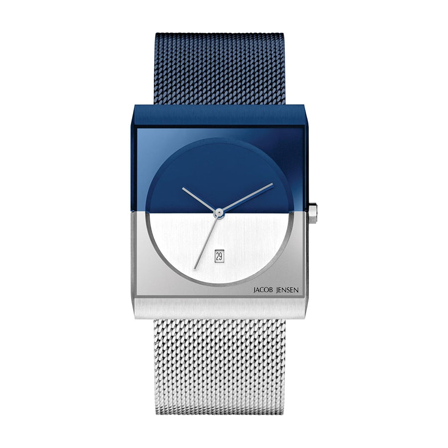 Blauw en zilver horloge met vierkante kast, mesh-band en een wijzerplaat met een kleurverloop.
