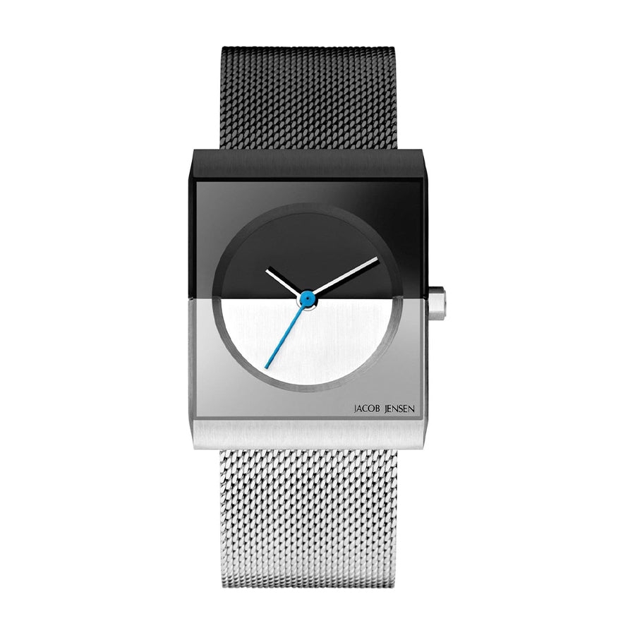 Zwart-wit horloge met vierkante kast, blauwe secondewijzer en metalen mesh-band.