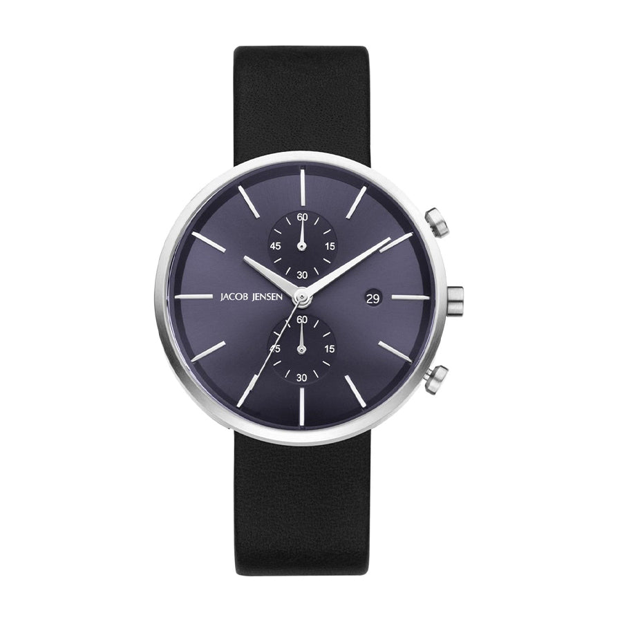 Zwart leren horloge met een ronde zilveren kast en een donkerblauwe wijzerplaat met chronograaf.