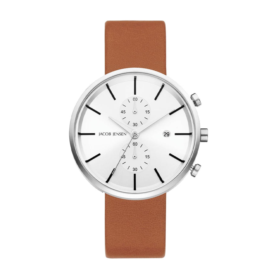 Zilveren horloge met witte wijzerplaat, zwarte indexen en een bruine leren band.