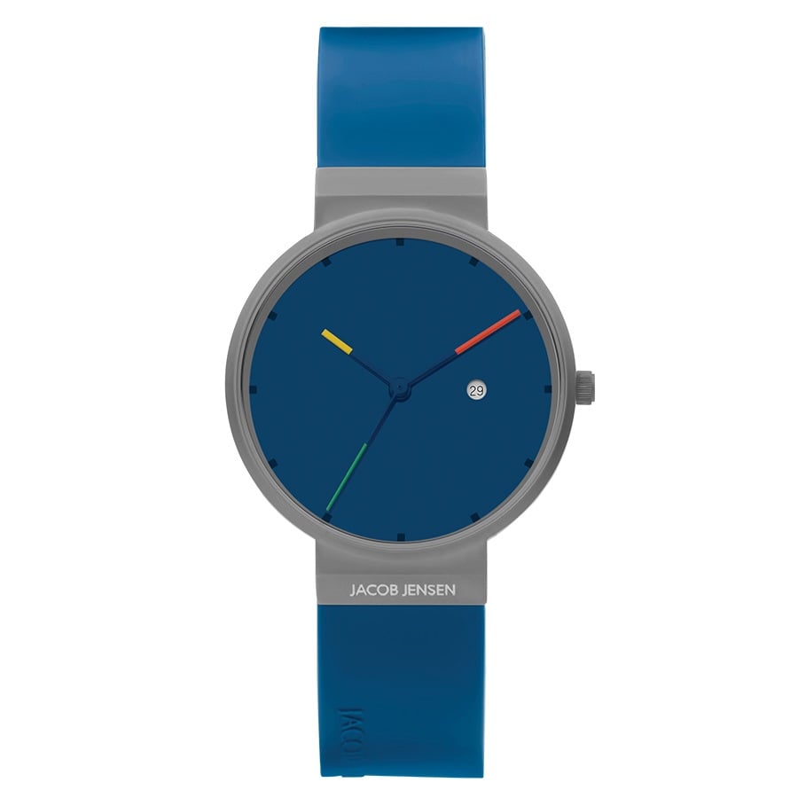 Blauw horloge met grijze kast, ronde wijzerplaat en gekleurde wijzers op een blauwe rubberen band.