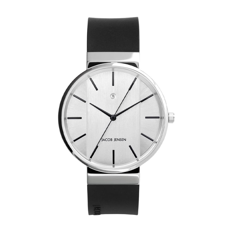Zilveren horloge met een ronde wijzerplaat, zwarte indexen en een zwart rubberen band.