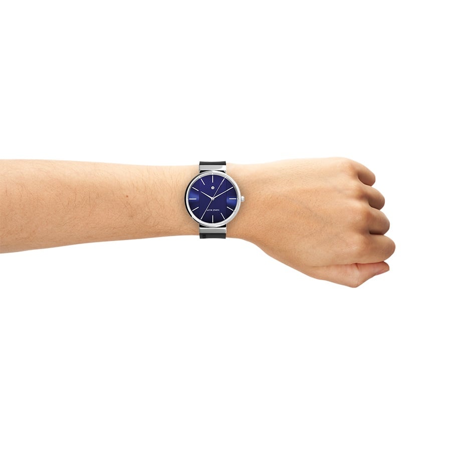 Zilveren horloge met blauwe wijzerplaat en metalen band, gedragen om een pols.