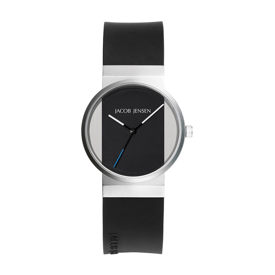Zwart horloge met ronde wijzerplaat, zilveren kast en rubberen band.