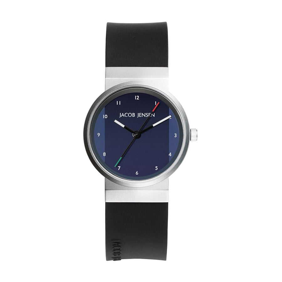 Zilveren horloge met een blauwe wijzerplaat en zwarte rubberen band, voorzien van eenvoudige cijfers en wijzers.