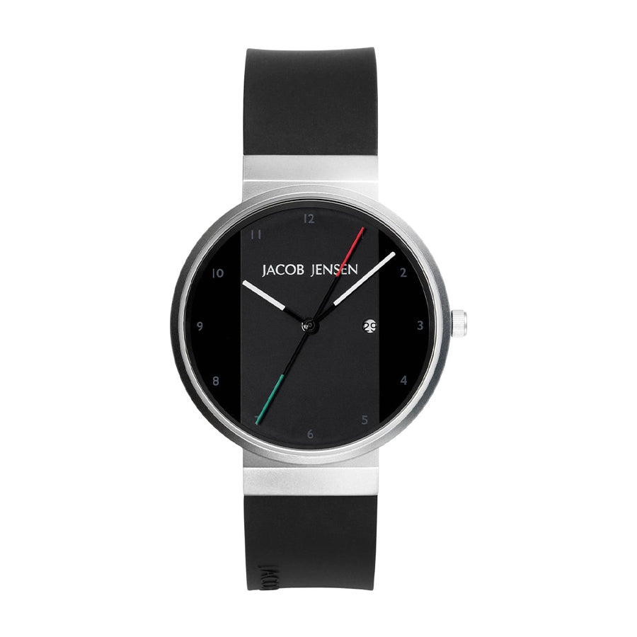 Zwart horloge met ronde wijzerplaat, zilveren kast en rubberen band.