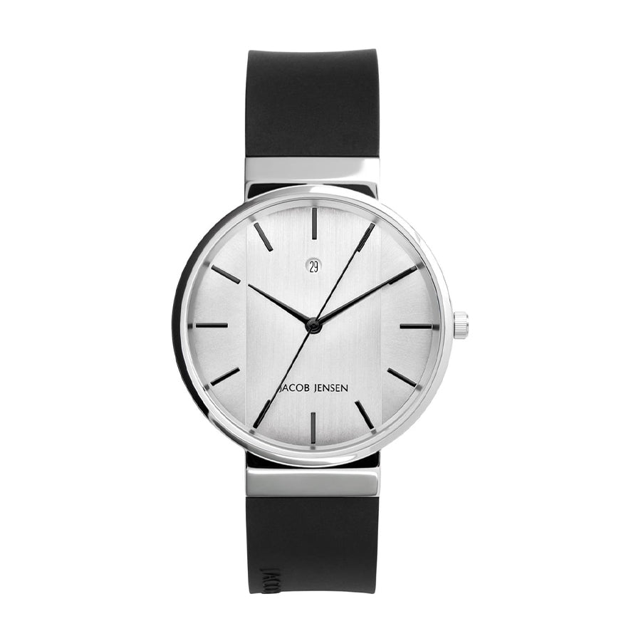 Zilveren horloge met een ronde wijzerplaat, zwarte indexen en een zwart rubberen band.