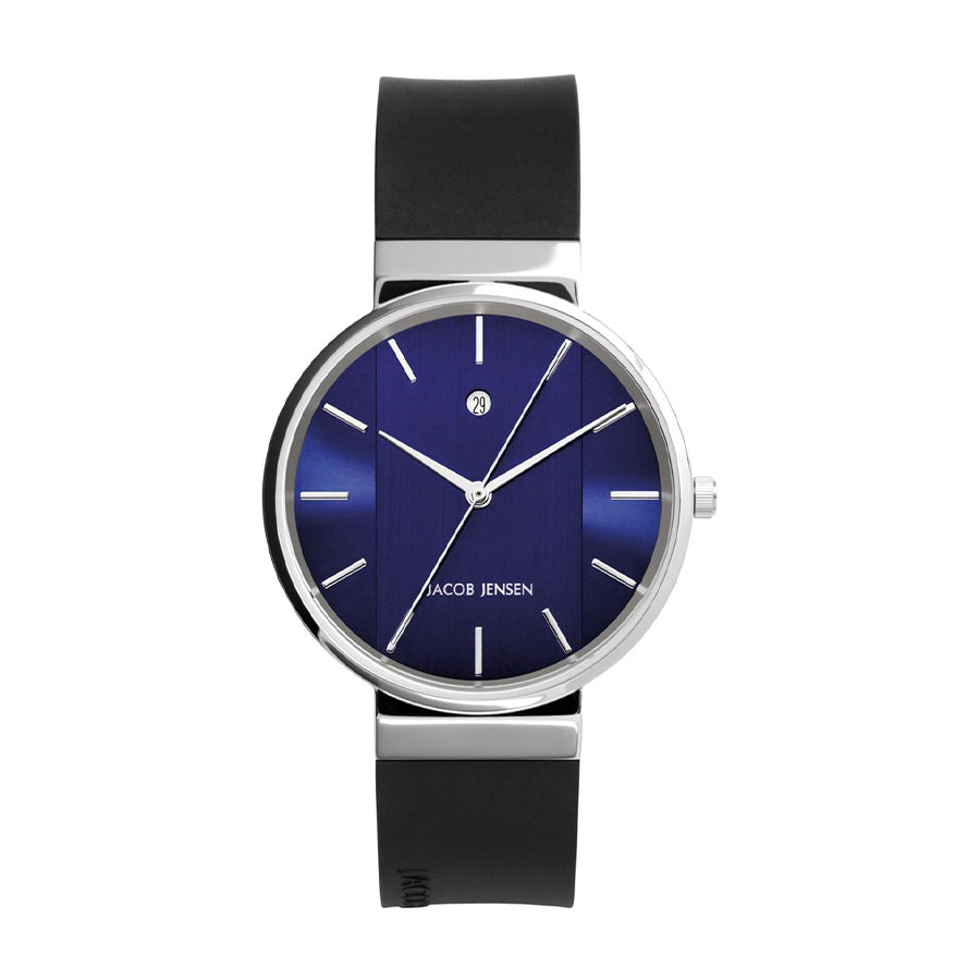 Zwart horloge met ronde kast, blauwe wijzerplaat en zilveren indexen op een zwart rubberen band.