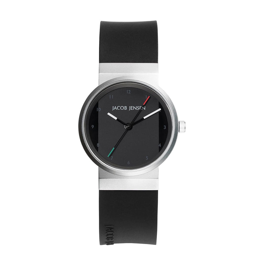 Zwart horloge met ronde wijzerplaat, stalen kast en rubberen band.