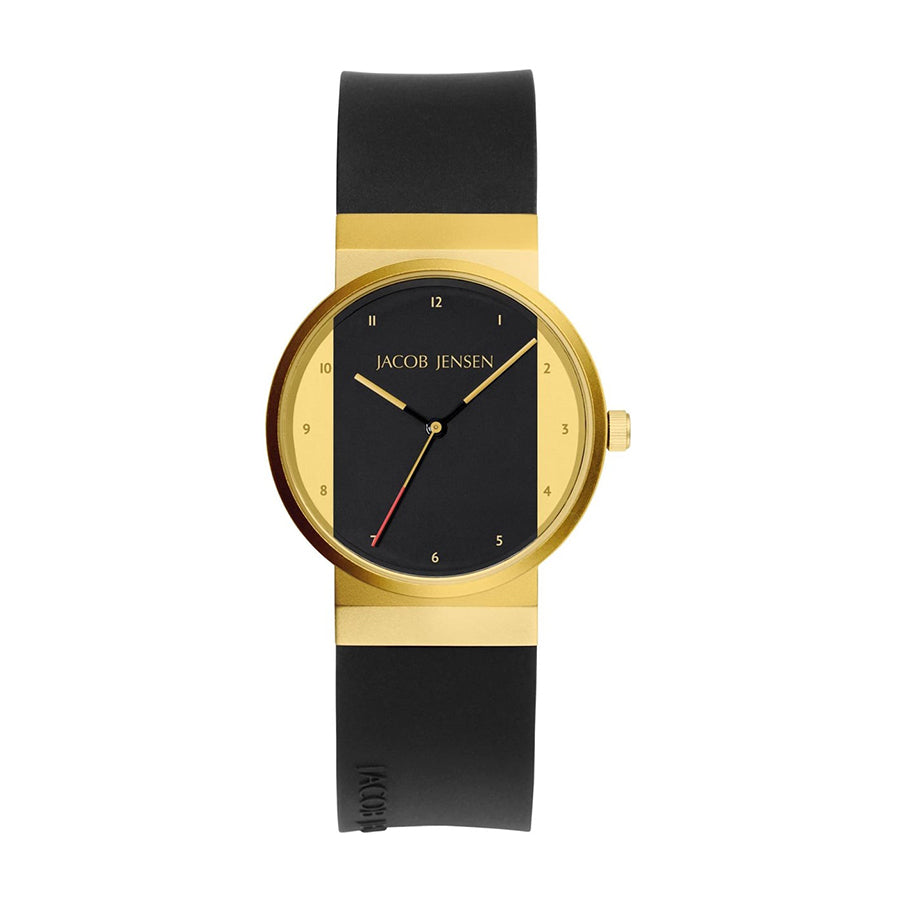 Gouden horloge met zwarte wijzerplaat en rubberen band.