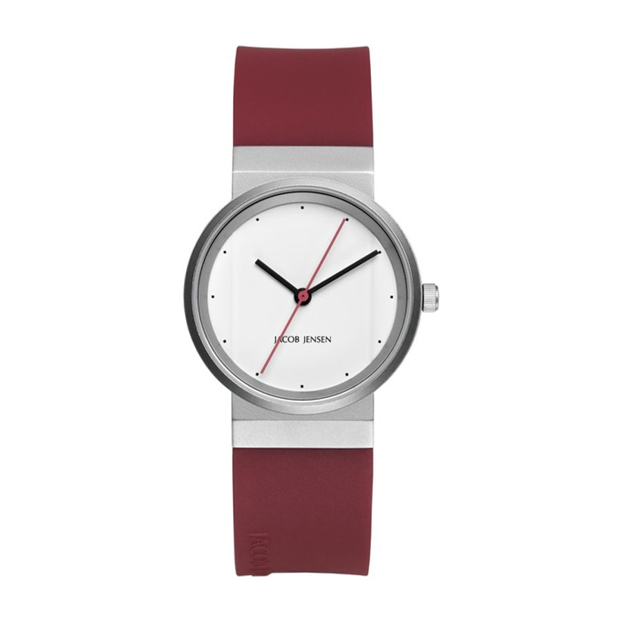 Zilveren horloge met witte wijzerplaat, rode secondewijzer en een bordeauxkleurige rubberen band.